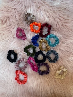 Feng Sway Velvet Hair Scrunchie