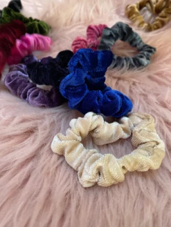 Feng Sway Velvet Hair Scrunchie