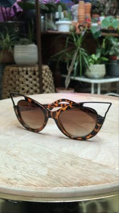 Feng Sway SUNGLASSES Futuristic Cat Eye Tortoise Sunnies