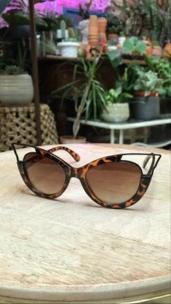 Feng Sway SUNGLASSES Futuristic Cat Eye Tortoise Sunnies
