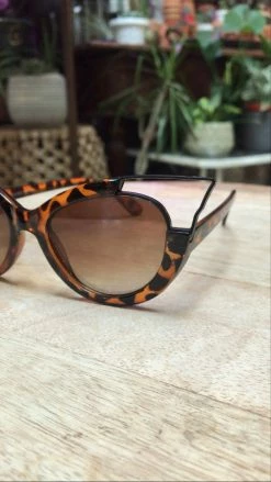 Feng Sway SUNGLASSES Futuristic Cat Eye Tortoise Sunnies